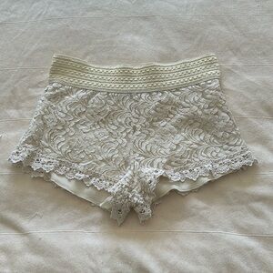 U2B lace shorts size medium cream, coloured